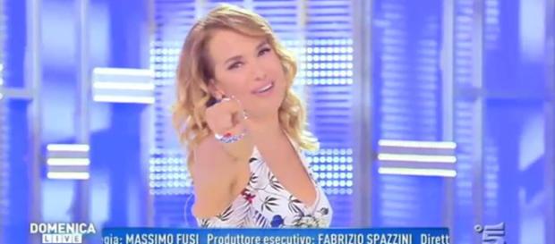 Stoccata di Barbara D'Urso alle sorelle Rodriguez nel corso di Domenica Live Stoccata di Barbara D'Urso alle sorelle Rodriguez nel corso di Domenica Live