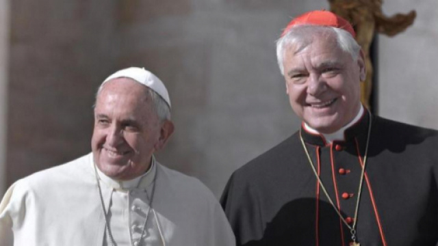 Il cardinale conservatore Gherard Muller insieme al progressista papa Francesco