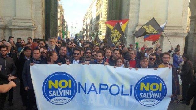 Una manifestazione del gruppo "Noi con Salvini" di Napoli (Foto: Identit&agrave; Insorgenti)