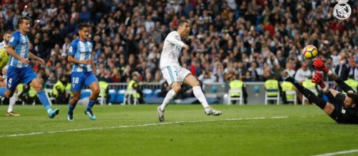 Cristiano Ronaldo metiendo gol tras el rechace de un penalti