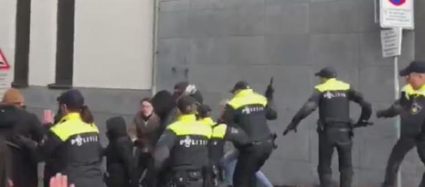 Holenderska policja pacyfikuje Antifę (screen Twitter.com). Holenderska policja pacyfikuje Antifę (screen Twitter.com).