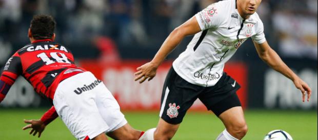 Jogador atuando contra o Flamengo, no campeonato de 2017 Jogador atuando contra o Flamengo, no campeonato de 2017