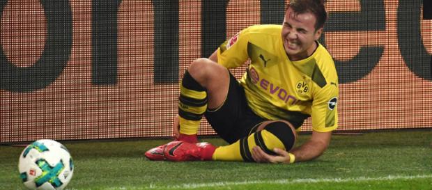 Mario Götze verletzt sich im Derby gegen Schalke und fällt länger aus. Mario Götze verletzt sich im Derby gegen Schalke und fällt länger aus.
