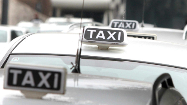 Strappa l'orecchio di un tassista a morsi