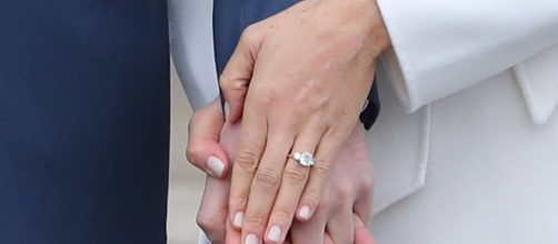 Harry e Meghan fidanzati: le prime foto ufficiali. E lei mostra il ... - corriere.it