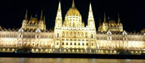 Il maestoso Parlamento di Budapest in versione notturna