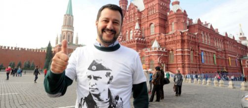Matteo Salvini in visita a Mosca con la t-shirt di Vladimir Putin