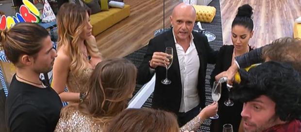 #Alfonso Signorini e il gesto a #Giulia De Lellis. #BlastingNews #Alfonso Signorini e il gesto a #Giulia De Lellis. #BlastingNews