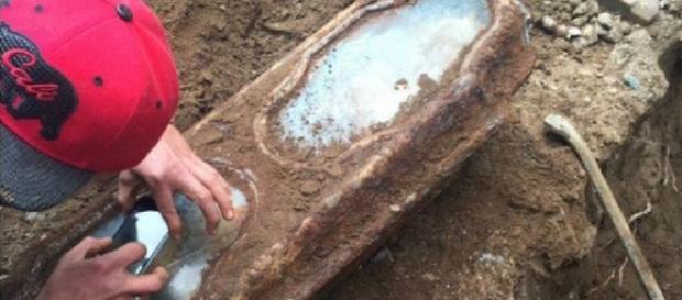 Caixão é encontrado enterrado em quintal de uma casa. Mas ninguém esperava quem estava ali dentro há 141 anos Caixão é encontrado enterrado em quintal de uma casa. Mas ninguém esperava quem estava ali dentro há 141 anos