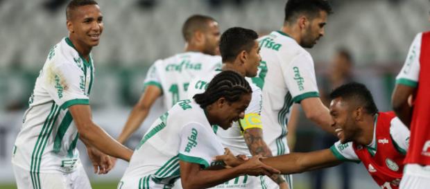 Jogadores do elenco apresentados na imagem Jogadores do elenco apresentados na imagem