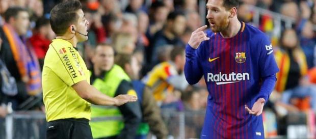 Messi expresa su molestia a Iglesias Villamarin Messi expresa su molestia a Iglesias Villamarin