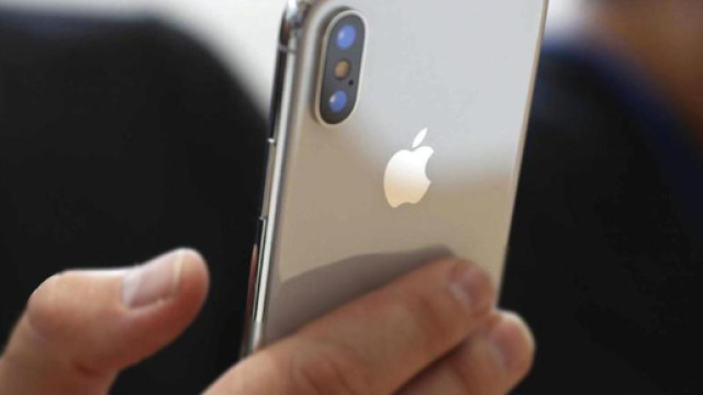 Apple: arriva l'iPhone che si piega