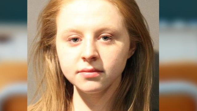 Ecco il volto della donna sorpresa a sniffare droghe a scuola