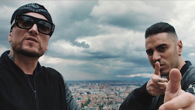 Gu&egrave; Pequeno a sinistra, Marracash a destra.