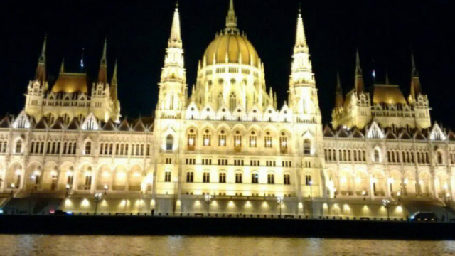 Il maestoso Parlamento di Budapest in versione notturna