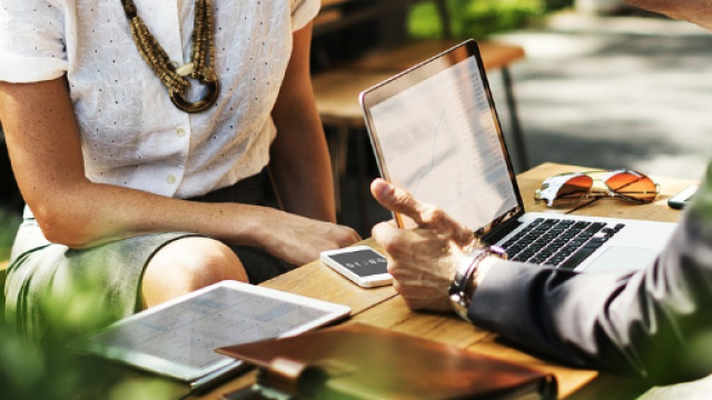 Uomo e donna durante un colloquio di lavoro