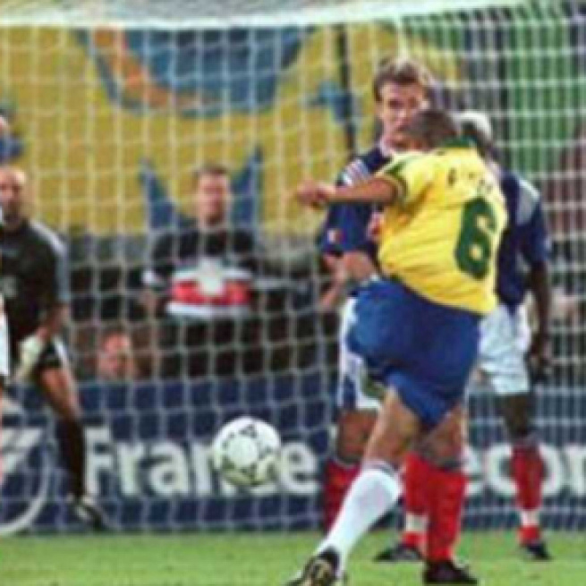 Roberto Carlos en el momento de golpear la pelota que se convertiría en la mejor falta de la historia| Olé - com.ar