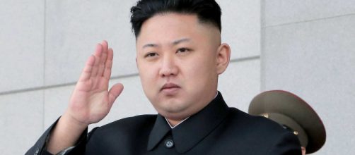Il Dittatore nord coreano ritratto mentre saluta la nazione