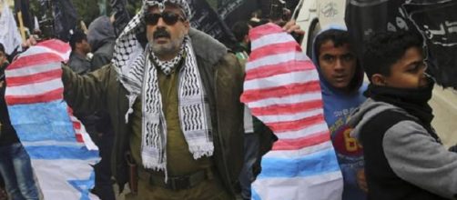 Israele, dilaga la protesta palestinese, scontri con l’esercito e 120 feriti