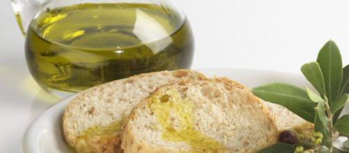 Pane e olio in un piatto bianco