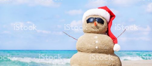 Pupazzo Di Neve Di Natale In Santa Cappello In Spiaggia