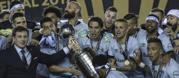 Elenco gremista levantando a Taça Libertadores na Argentina Elenco gremista levantando a Taça Libertadores na Argentina