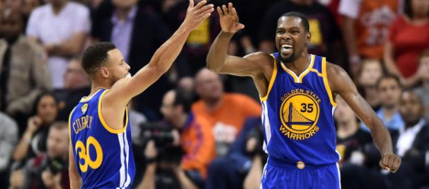 (Foto vía Flickr: Kevin Durant celebra la victoria con Stephen Curry) (Foto vía Flickr: Kevin Durant celebra la victoria con Stephen Curry)