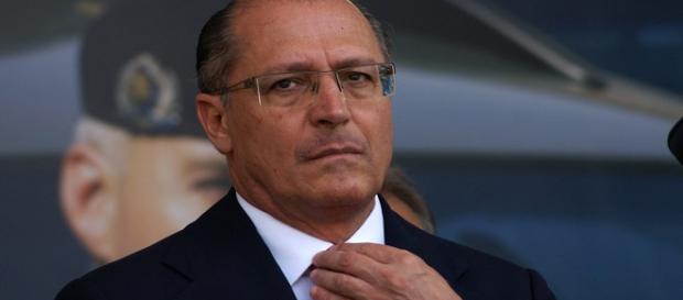 Geraldo Alckmin ganha a presidência do PSDB e planeja a retirada de tucanos do governo Temer Geraldo Alckmin ganha a presidência do PSDB e planeja a retirada de tucanos do governo Temer