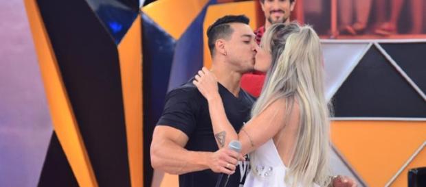 Juju Salimeni pediu ao marido Felipe Franco para tirar o bigode. Caras Juju Salimeni pediu ao marido Felipe Franco para tirar o bigode. Caras