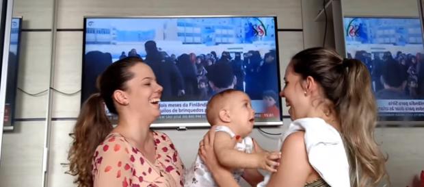 Mamãe e tia gêmeas brincando com criança Mamãe e tia gêmeas brincando com criança
