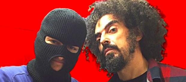 MezzoSangue a sinistra, Caparezza a destra. MezzoSangue a sinistra, Caparezza a destra.
