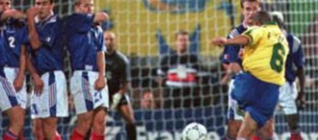 Roberto Carlos en el momento de golpear la pelota que se convertiría en la mejor falta de la historia| Olé - com.ar Roberto Carlos en el momento de golpear la pelota que se convertiría en la mejor falta de la historia| Olé - com.ar