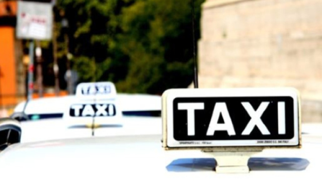 Cliente stacca a morsi l'orecchio di un tassista a Milano.