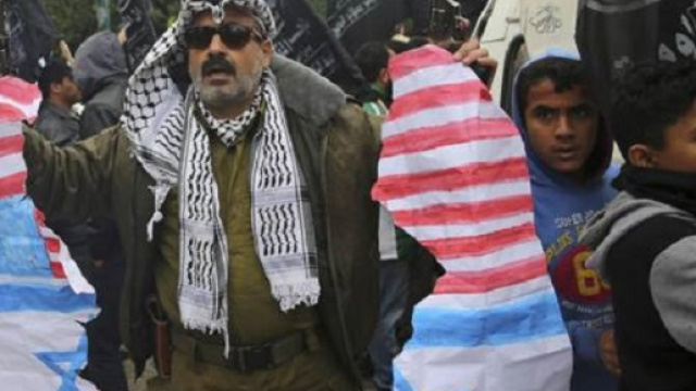 Israele, dilaga la protesta palestinese, scontri con l’esercito e 120 feriti