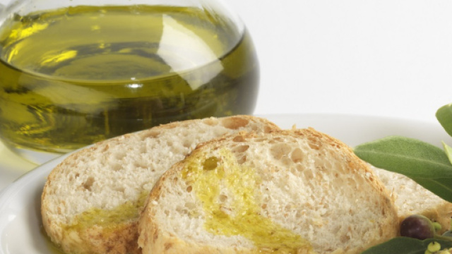 Pane e olio in un piatto bianco