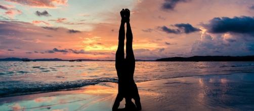 posture de yoga en bord de mer