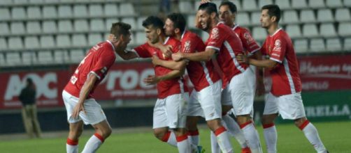 Los jugadores del Real Murcia celebran el gol de Elady, que dio la victoria frente al Jumilla. Imagen: La Verdad