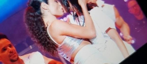 El tremendo beso de Lali con una chica en su último show El tremendo beso de Lali con una chica en su último show