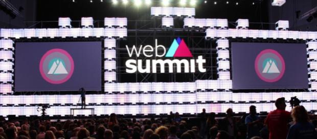 O público aguarda pelo início da abertura do Web Summit O público aguarda pelo início da abertura do Web Summit