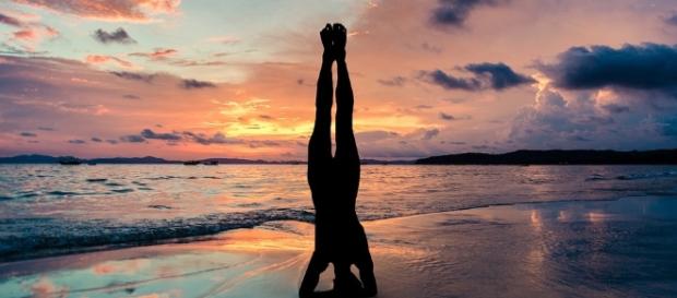 posture de yoga en bord de mer posture de yoga en bord de mer