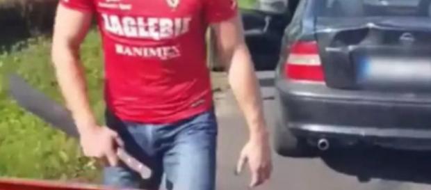 Szaleniec z maczetą atakuje innego uczestnika ruchu drogowego (scrn You Tube) Szaleniec z maczetą atakuje innego uczestnika ruchu drogowego (scrn You Tube)