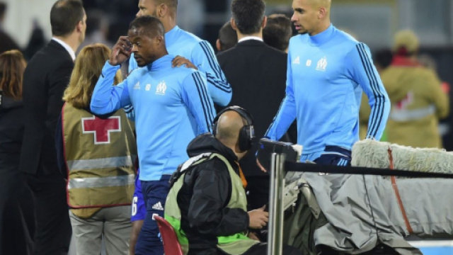 Patrice Evra a donn&eacute; un coup de pied &agrave; un supporter &agrave; l'&eacute;chauffement et a &eacute;t&eacute; exclu par l'arbitre. (leparisien.fr)