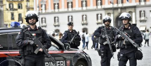 Carabinieri antiterrorismo, cambio turno in piazza Plebiscito a Napoli