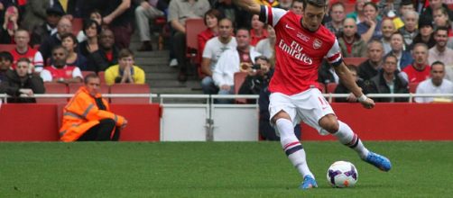 Arsenal player Mesut Ozil in a past match(image via Ronnie MacDonald/Wikimedia Commons)