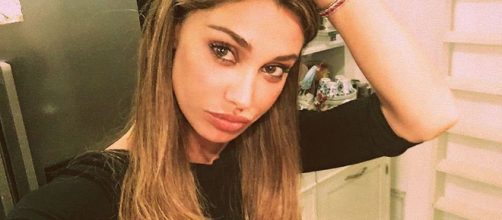 Belen al Costanzo Show parla dei video a luci rosse