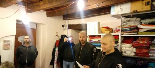 Gli estremisti di destra dell'associazione Veneto Fronte SkinHeads circondano i volontari e impongono la lettura di un volantino. Foto: Facebook