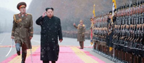 Il dittatore nordcoreano Kim Jong-un passa in rassegna le sue truppe