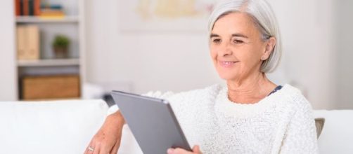 Una lavoratrice con un tablet in mano