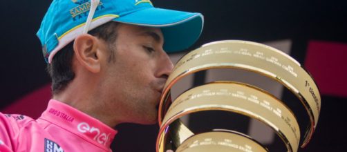 Vincenzo Nibali con il trofeo del Giro d'Italia