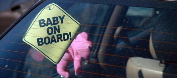 Bambini abbandonati in auto a brescia Bambini abbandonati in auto a brescia